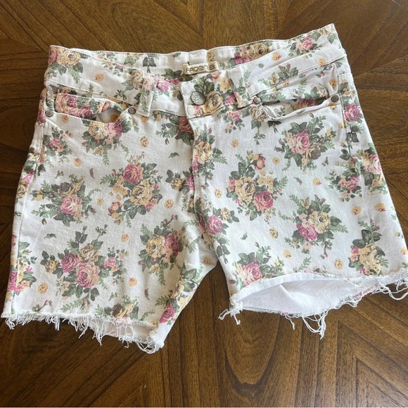 Arden B Women’s White Floral Denim Cutoff Shorts Size 10 Frayed Hem Y2K Vintage - Picture 1 of 7